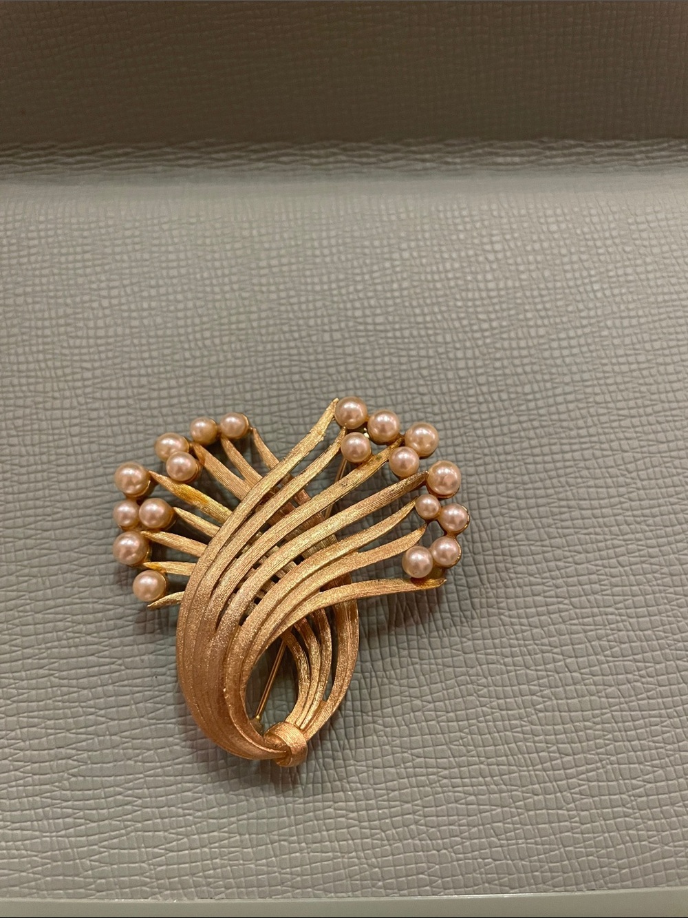 Vintage Lisner Gold Tone Brooch with pearls